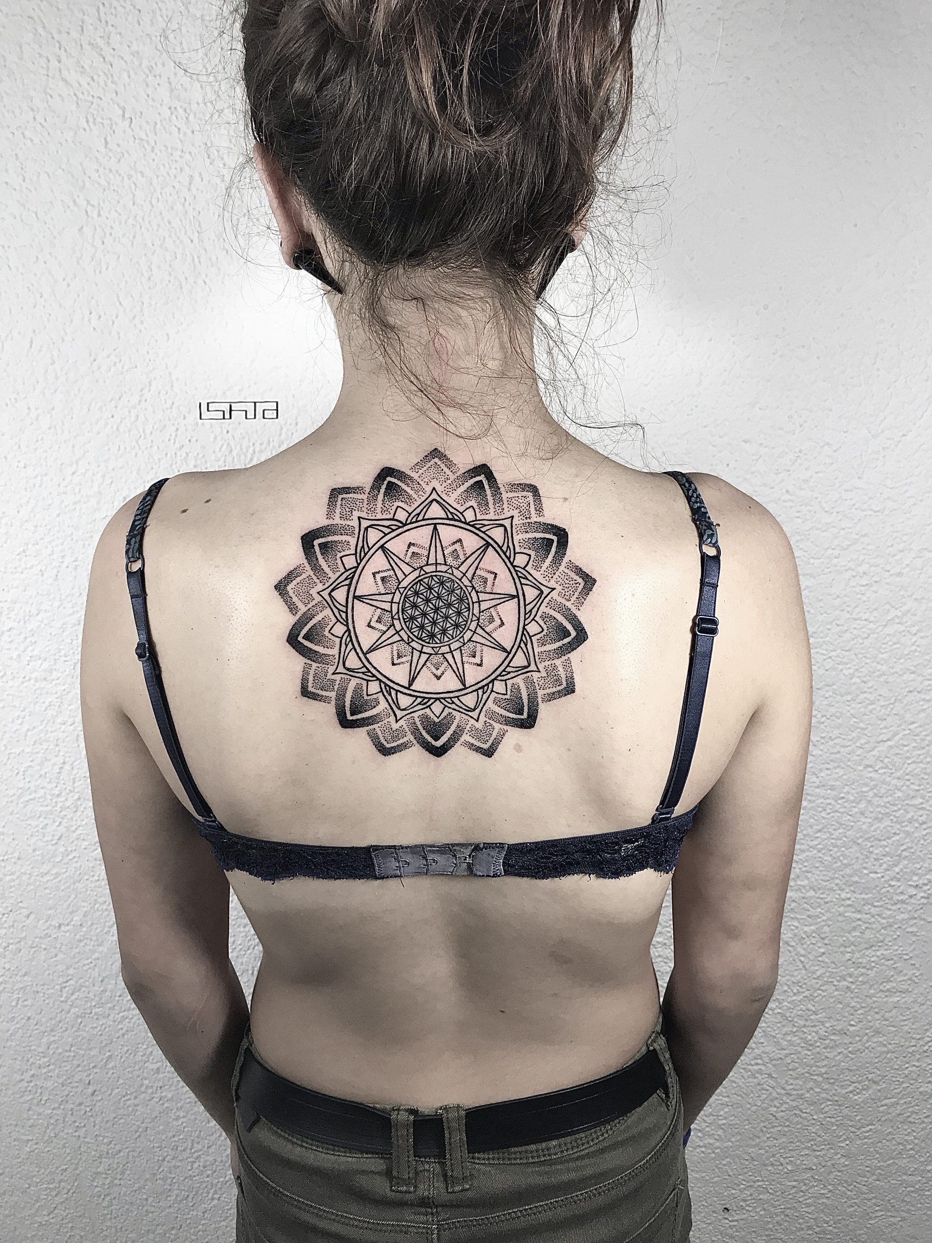 damski,kobiecy,mandala,delikatny,mandala na plecach,swieta geometria, dotwork,sacred geometry, woman tattoo, woman mandala