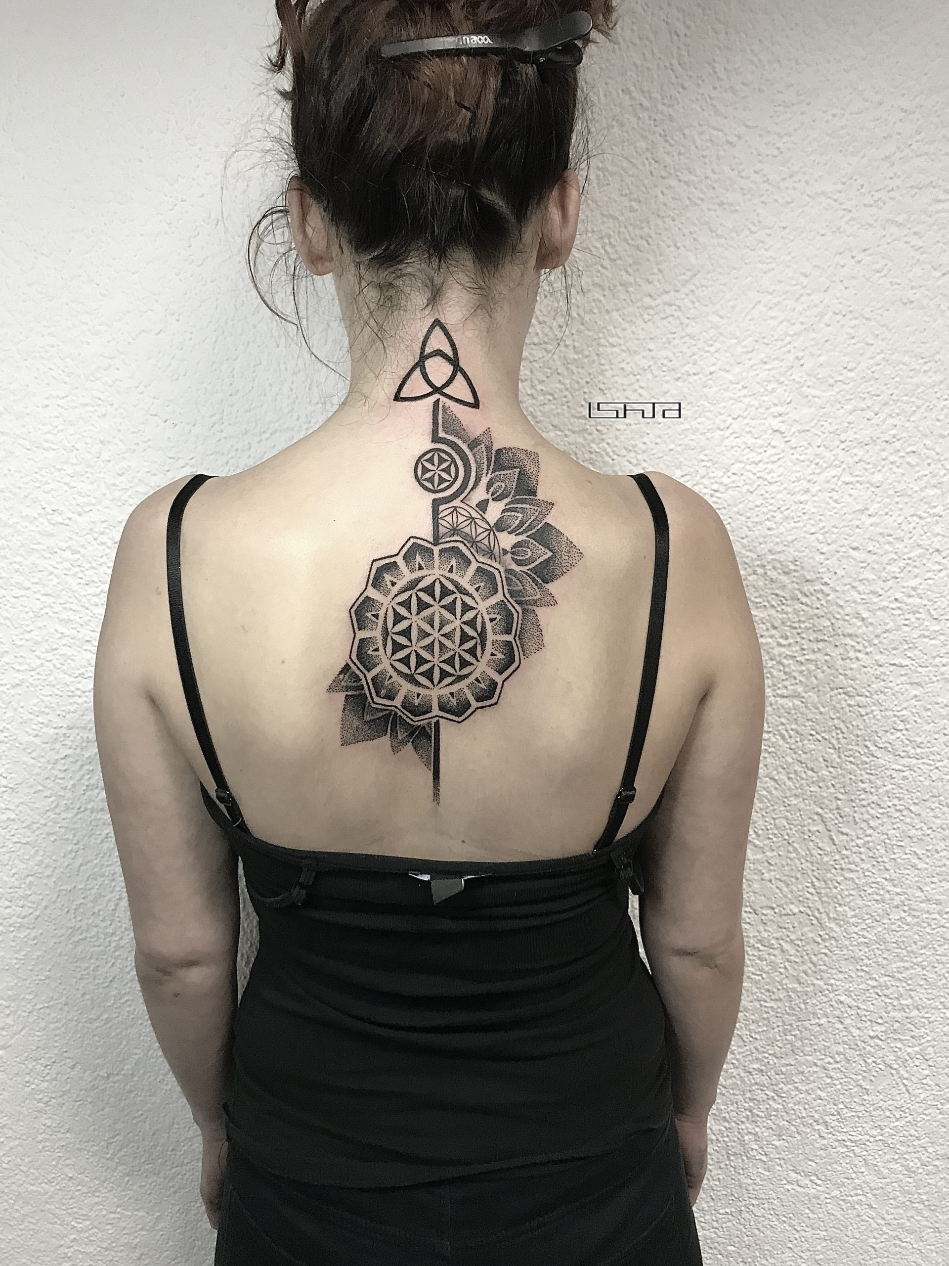 kobiecy delikatny, tatuaz na plecach, mandala, geometryczny, dotwork, swieta geometria, flower of life, kwiat zycia,delikatny, subtelnywoman tattoo