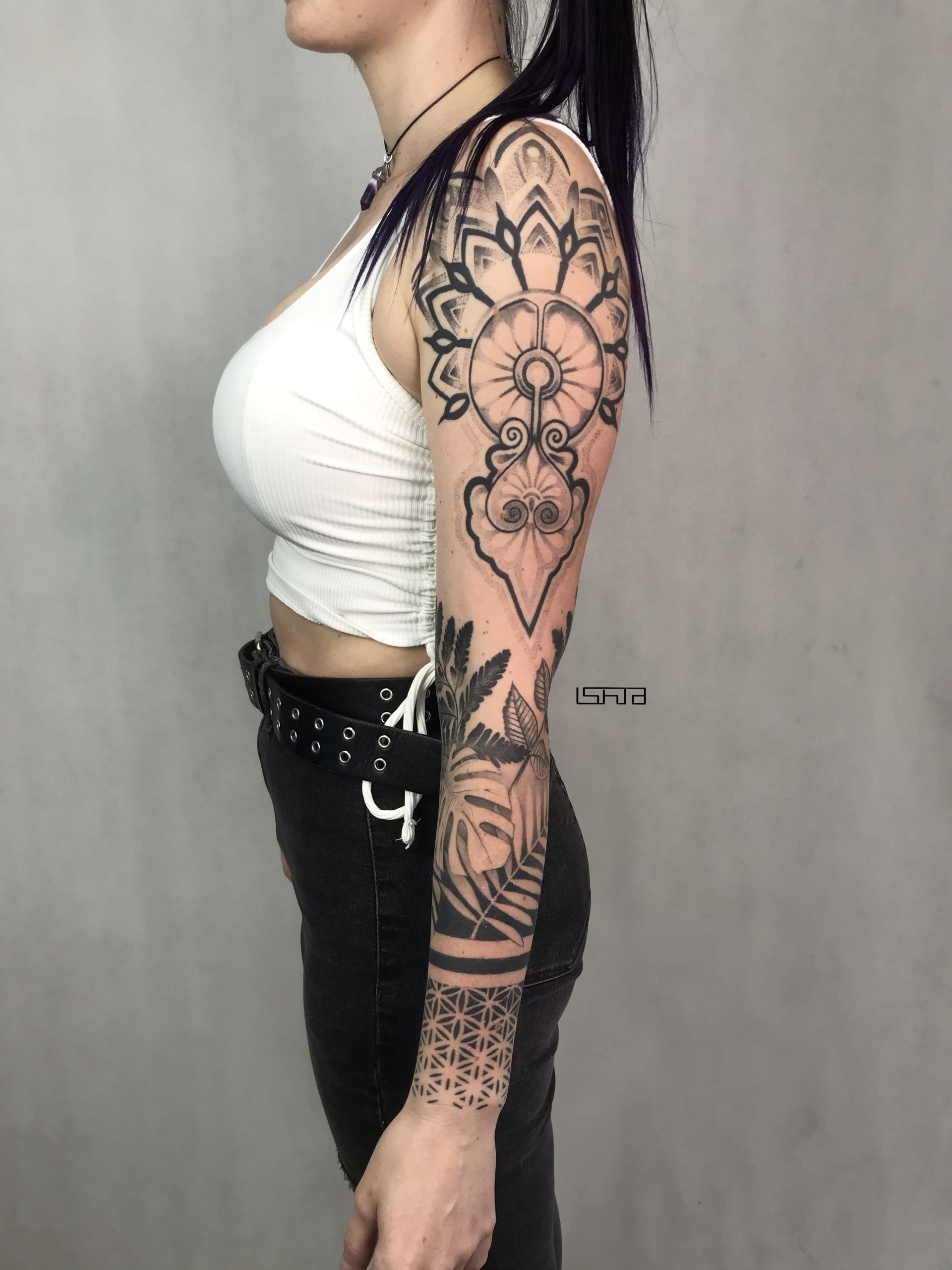 ska , sleeve, woman sleeve, band,fern tattoo, floristic, florystyczny, geometryczny, mandala, swieta geometria sacred geometry, czarno szary, dotwork , black and gre