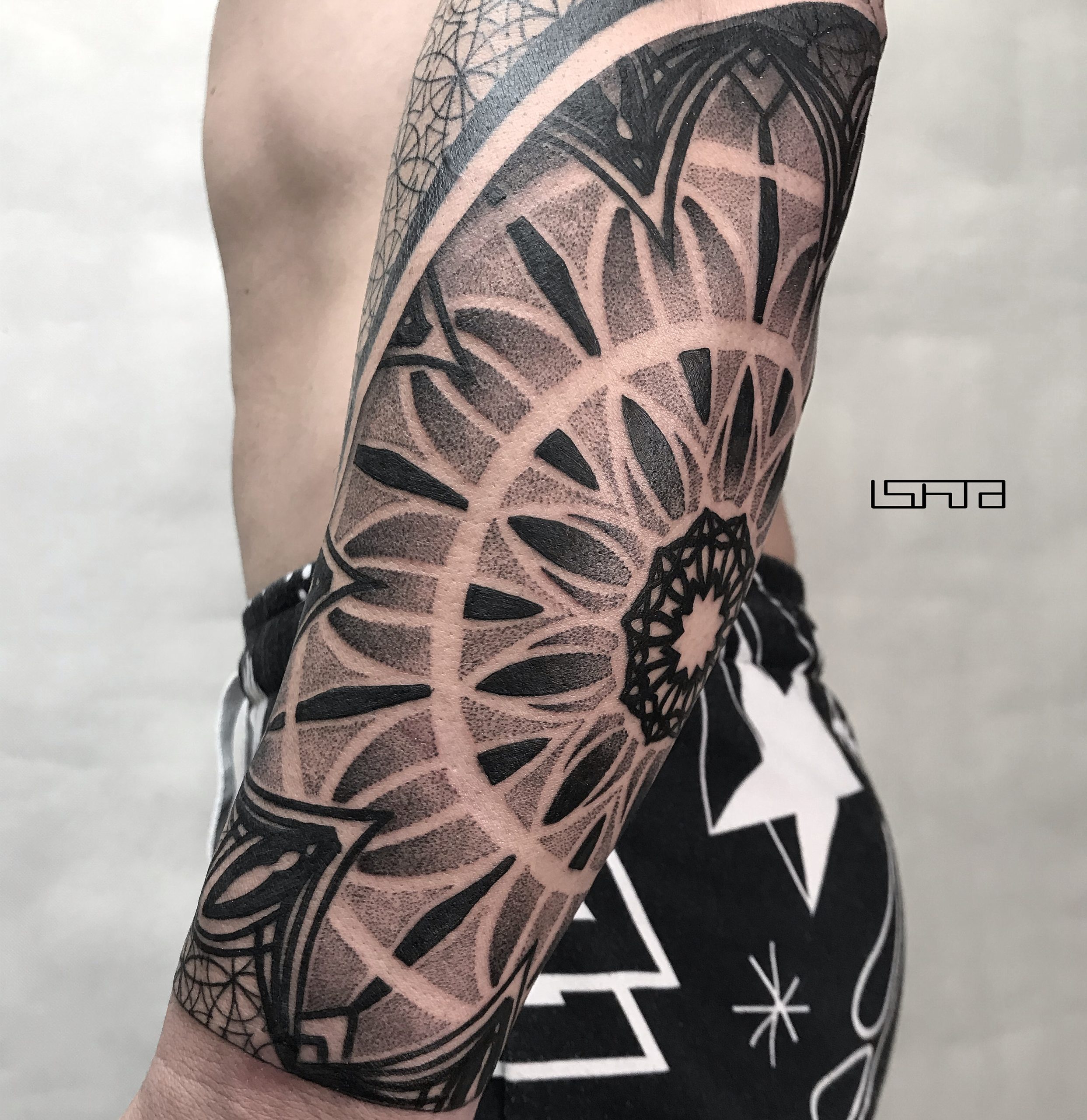 mandala,dotwork,geometryczny, geometric, black and grey, czarno szary, geometric tattoo mandala, man tattoo, tatuaz meski mandala przedramie