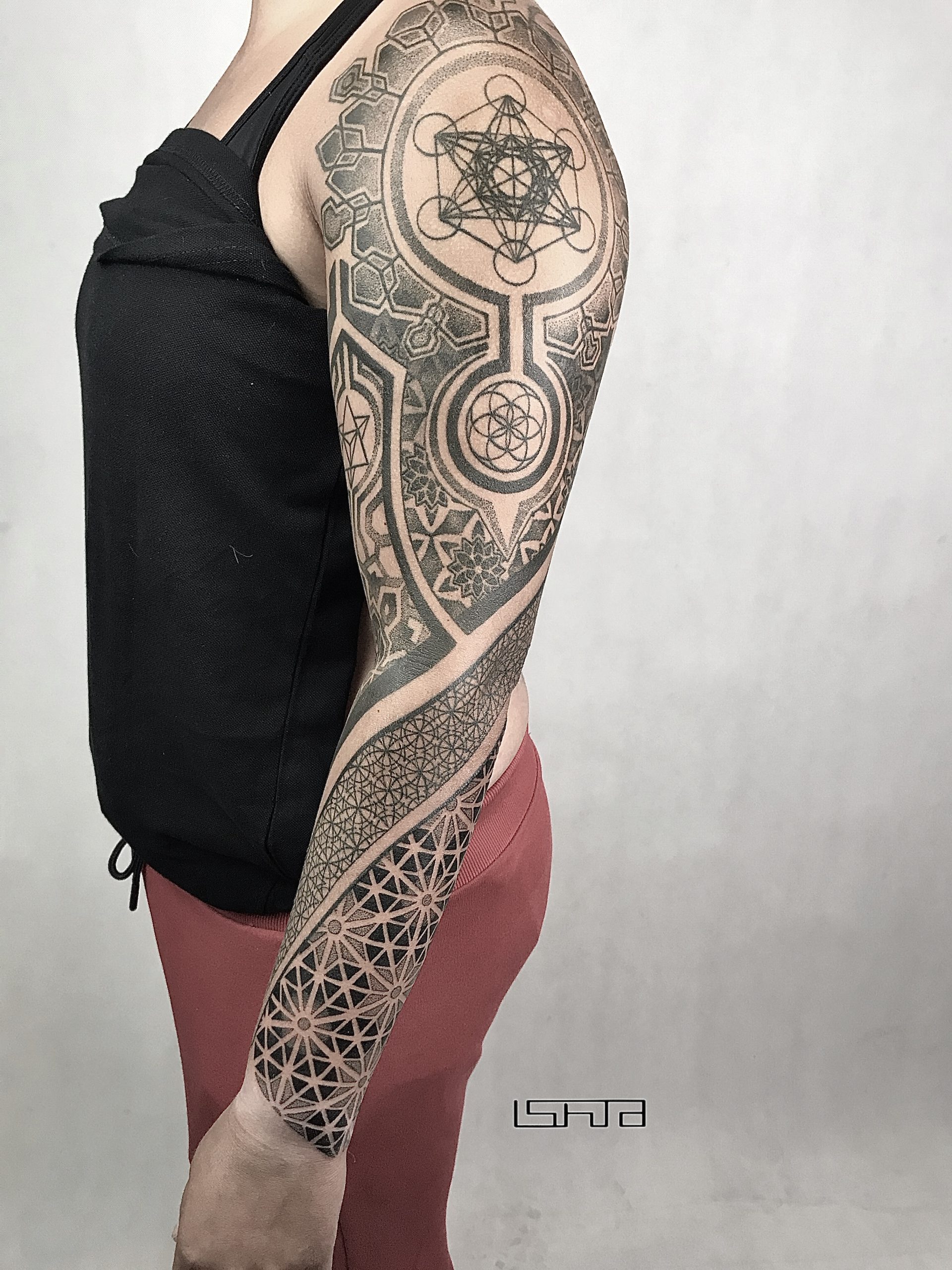 rekaw,gometryczny,dotwork,linework,patterngeometric,sleeve tattoo, geometric tattoo slevem, swieta geometria, sacred geometry, matetron, flower of life, kwiat zycia , kobiecy rekaw, czarno szary bl