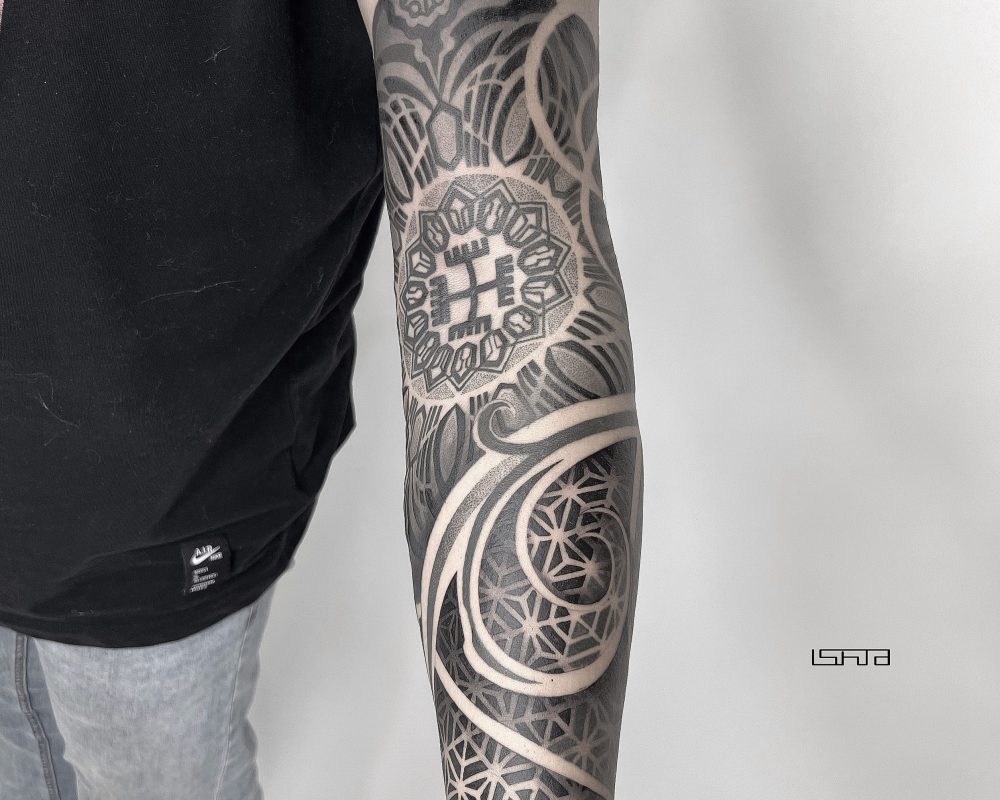 tatuaz meski, mandala, geometryczny, czarny, blackwork, ornament, ornamental tattoo, negatyw, negative space tattoo, pattern tattoo, slowianski tatuaz, rece boga, hands of god tattoo , perun tattoo